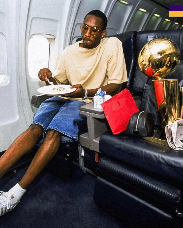 湖人晒图纪念队史名宿科比47岁生日：5届总冠军 2届FMVP